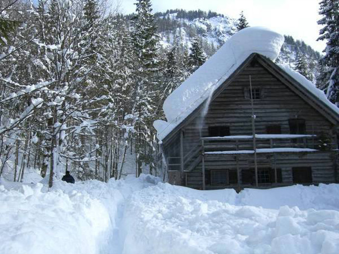 Verschneite Hütte